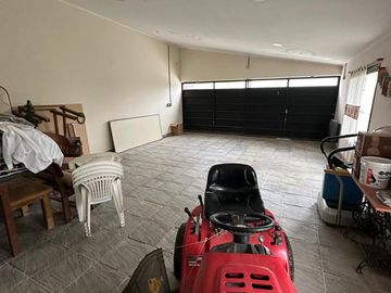 Importante casa en venta con pileta sobre amplio lote
