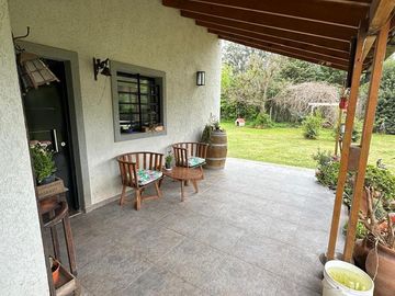 Importante casa en venta con pileta sobre amplio lote