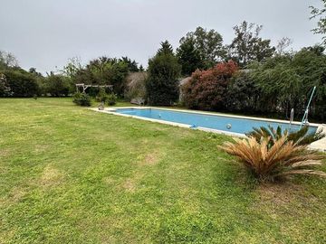 Importante casa en venta con pileta sobre amplio lote