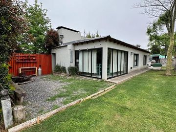 Importante casa en venta con pileta sobre amplio lote