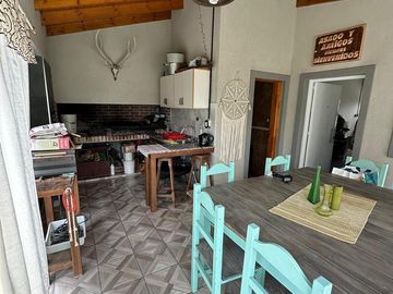 Importante casa en venta con pileta sobre amplio lote