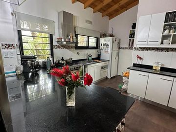 Importante casa en venta con pileta sobre amplio lote