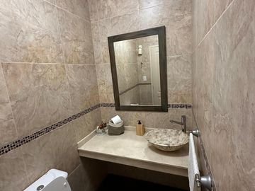 Importante casa en venta con pileta sobre amplio lote