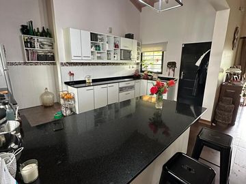 Importante casa en venta con pileta sobre amplio lote
