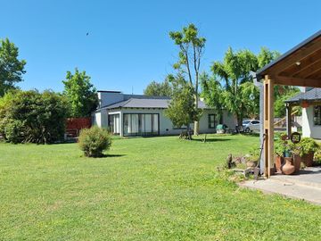 Importante casa en venta con pileta sobre amplio lote