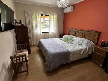 Importante casa en venta con pileta sobre amplio lote
