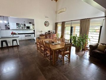 Importante casa en venta con pileta sobre amplio lote