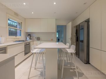 ESPECTACULAR casa con 3 suite, sobre lote de 1.800 m2 en el barrio Las Casuarinas - San Isidro.