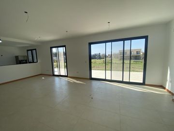 IMPECABLE CASA CON PILETA EN SAN MATIAS!
