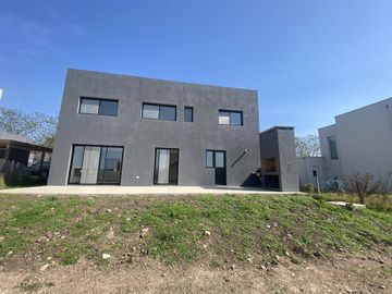 IMPECABLE CASA CON PILETA EN SAN MATIAS!