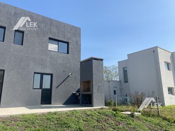 IMPECABLE CASA CON PILETA EN SAN MATIAS! acepta permuta menor valor... mono o 2 amb CABA