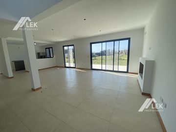 IMPECABLE CASA CON PILETA EN SAN MATIAS! acepta permuta menor valor... mono o 2 amb CABA