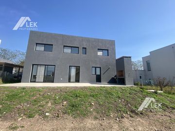 IMPECABLE CASA CON PILETA EN SAN MATIAS! acepta permuta menor valor... mono o 2 amb CABA