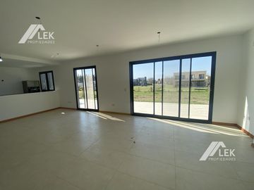 IMPECABLE CASA CON PILETA EN SAN MATIAS! acepta permuta menor valor... mono o 2 amb CABA
