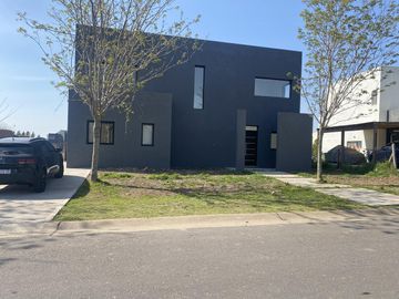 IMPECABLE CASA CON PILETA EN SAN MATIAS!