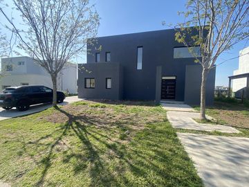 IMPECABLE CASA CON PILETA EN SAN MATIAS!