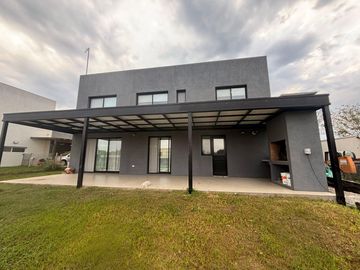 IMPECABLE CASA CON PILETA EN SAN MATIAS!