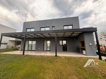 IMPECABLE CASA CON PILETA EN SAN MATIAS! acepta permuta menor valor... mono o 2 amb CABA