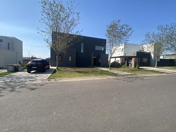 IMPECABLE CASA CON PILETA EN SAN MATIAS!