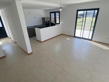 IMPECABLE CASA CON PILETA EN SAN MATIAS!