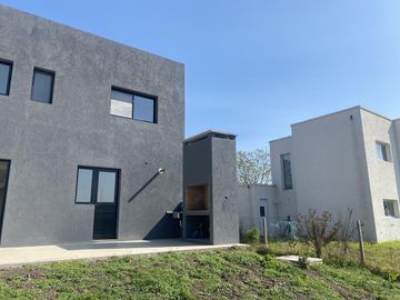 IMPECABLE CASA CON PILETA EN SAN MATIAS!