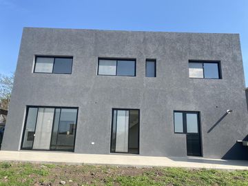 IMPECABLE CASA CON PILETA EN SAN MATIAS!