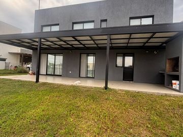 IMPECABLE CASA CON PILETA EN SAN MATIAS!