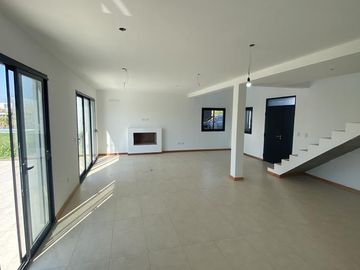 IMPECABLE CASA CON PILETA EN SAN MATIAS!