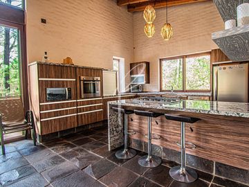 CASA DE LUJO EN VENTA EN HACIENDA SAN FRANCISCO, TAPALPA.
