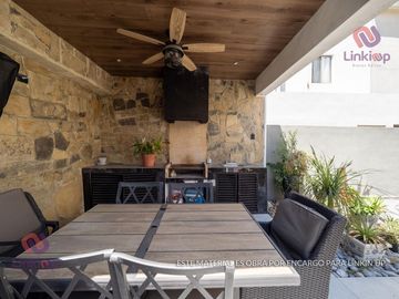 Casa en Venta de Lujo  Arriba de Leones con  terreno excedente