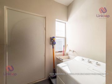 Casa en Venta de Lujo  Arriba de Leones con  terreno excedente