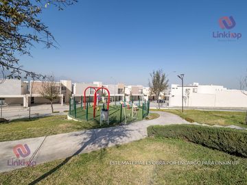 Casa en Venta de Lujo  Arriba de Leones con  terreno excedente