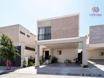 Casa en Venta de Lujo  Arriba de Leones con  terreno excedente