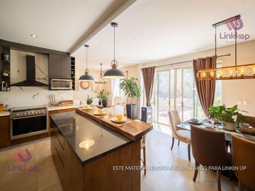 Casa en Venta de Lujo  Arriba de Leones con  terreno excedente