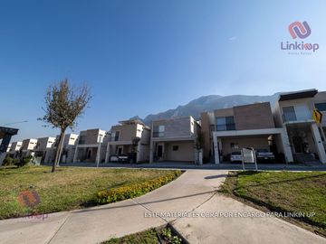 Casa en Venta de Lujo  Arriba de Leones con  terreno excedente