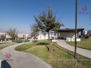 Casa en Venta de Lujo  Arriba de Leones con  terreno excedente