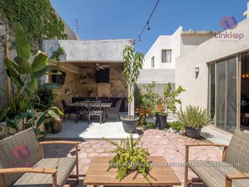 Casa en Venta de Lujo  Arriba de Leones con  terreno excedente