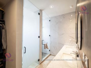 Casa en Venta de Lujo  Arriba de Leones con  terreno excedente