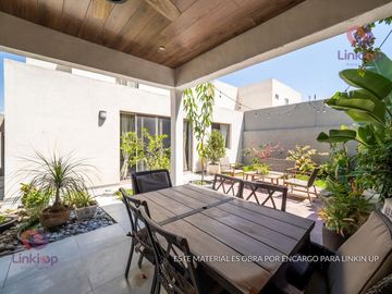 Casa en Venta de Lujo  Arriba de Leones con  terreno excedente