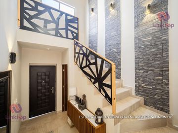 Casa en Venta de Lujo  Arriba de Leones con  terreno excedente