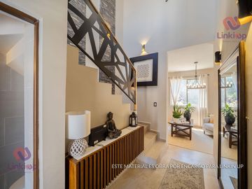 Casa en Venta de Lujo  Arriba de Leones con  terreno excedente
