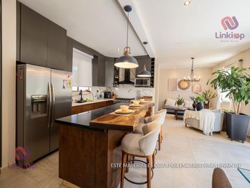 Casa en Venta de Lujo  Arriba de Leones con  terreno excedente