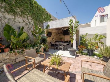 Casa en Venta de Lujo  Arriba de Leones con  terreno excedente