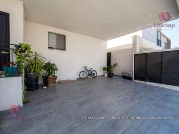 Casa en Venta de Lujo  Arriba de Leones con  terreno excedente