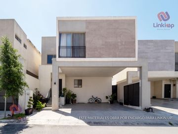 Casa en Venta de Lujo  Arriba de Leones con  terreno excedente