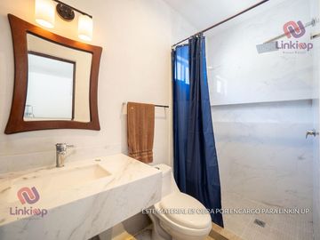 Casa en Venta de Lujo  Arriba de Leones con  terreno excedente