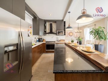Casa en Venta de Lujo  Arriba de Leones con  terreno excedente
