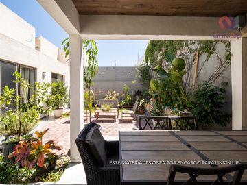 Casa en Venta de Lujo  Arriba de Leones con  terreno excedente