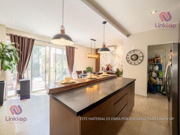 Casa en Venta de Lujo  Arriba de Leones con  terreno excedente