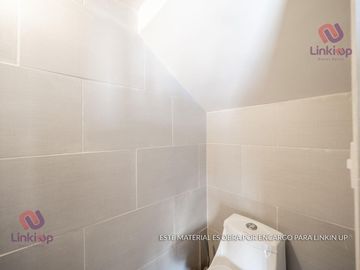 Casa en Venta de Lujo  Arriba de Leones con  terreno excedente